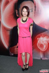 组图：黄宗泽望翻版胡杏儿夺港姐