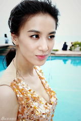 高清组图：黄圣依威尼斯泳池嬉游