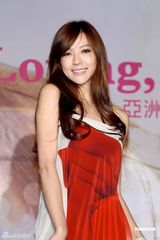 组图：周韦彤化身性感女神 加盟金牌大风受力捧