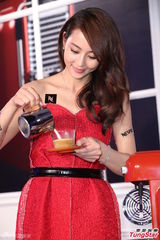 组图：张钧甯化身厨娘泡咖啡 红色洋装俏丽动人