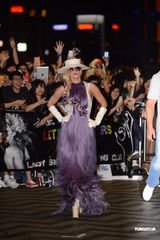 组图：Lady Gaga亮相香港 长裙裸背高跟抢镜
