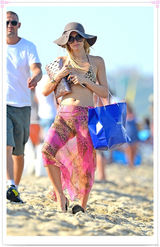 组图：帕丽斯-希尔顿豹纹比基尼现身海边