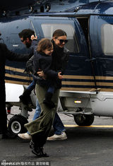 组图：米兰达-可儿长裙摇曳带子坐直升机含爱意