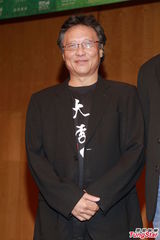 组图：王家卫55岁生日 携爱妻书展办讲座