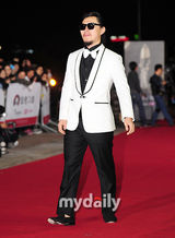 组图：杨东根黑超亮相大钟红毯 亲切给粉丝签名