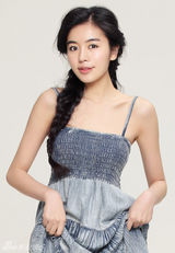 组图：赵多娜素雅长裙写真 复古编发知性俏皮