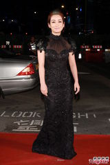 组图：秦海璐亮相红毯 黑色紧身长裙凸凹有致