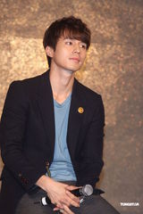 组图：韩星李东旭首度访台 粉丝见面会展亲切