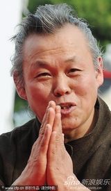 组图：金基德《圣殇》首映 赵敏秀性感长裙秀香肩