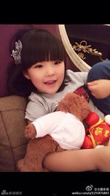 组图：王诗龄游博物馆看音乐剧 甜笑露文艺范儿