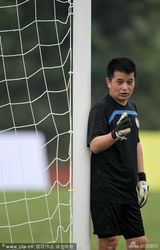 组图：名嘴毕福剑客串守门员 老当益壮奋力拼抢