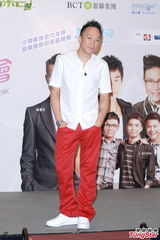 组图：梁汉文陪爱妻战胜乳癌