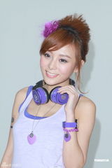 组图：何佩瑜陈静仪拍广告 背心热裤活力上阵