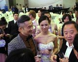 组图：主持人程雷与小18岁娇妻大婚 深情献吻