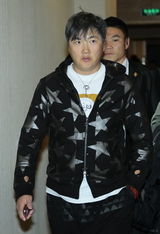 组图：王菲出席慈善活动捐赠演出服拍得35万