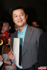 组图：李亚鹏与友人热聊笑容满面 手上婚戒已摘