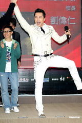 组图：庾澄庆与小燕姐搭档跨年 澄清“夜归”乌龙