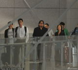 组图：高晓松现身机场痞气十足 狂抽烟不避镜头