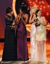 组图：艾美奖现场 巴里摩尔携新“霹雳娇娃”亮相