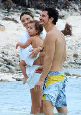 超模可儿携夫抱子海边拥吻 布鲁姆现吻痕(图)