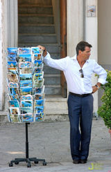 高清组图：布鲁斯南一家度假 被爱子包围显温馨