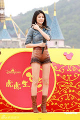 幻灯图集：陈慧琳不惧严寒秀美腿 带儿子畅游迪士尼