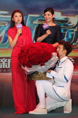 组图：李湘任深圳卫视副总监 何炅送999朵玫瑰