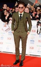 组图：英国家电视奖星光璀璨 蕾丝爆乳风情万种