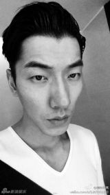 组图：张亮长脸自拍遭调侃马脸代言人