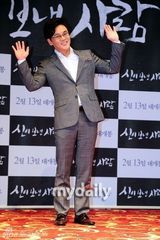 组图：洪京仁等亮相韩片《神派来的人》发布会