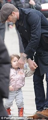 组图：小七披发踩红靴抢镜 贝帅抱女儿父爱十足