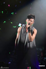 组图：林峰红馆开唱造型多变 草蜢许志安现身当嘉宾