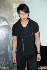 组图：吴尊粉丝包场《杨家将》现场互动融洽