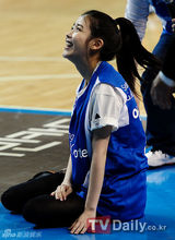 组图：韩歌手IU清爽俏皮试投篮球办小型演唱会