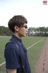 组图：谭杰希《赖校生》宣传照随意漫步校园