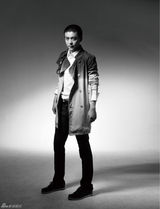 组图：李佳航登《魅力先生》杂志潇洒耍酷