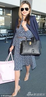 组图：米兰达机场欢乐淘货 缺席维秘灿烂依旧