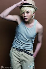 高清图：邓超全新写真曝光 白发神探变身青葱少年