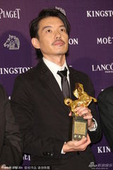 组图：金马后台章子怡吻奖杯 蔡明亮李康生合体