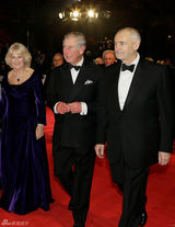 组图：英国皇室捧场007首映 克雷格突发不适