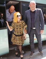 组图：Gaga穿古董刺绣蓬裙 下榻酒店被包围