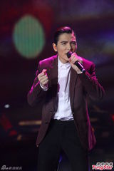 组图：萧敬腾上海开唱雨神未发威 被何韵诗调侃