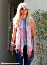 组图：帕丽斯-希尔顿怀揣两爱犬心花怒放玩得欢 