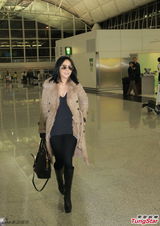 组图：刘嘉玲现身机场去伦敦 墨镜配大衣有范儿