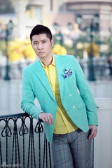 组图：任重异国风情写真 街头游走邂逅浪漫