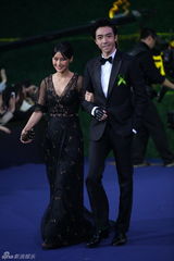 组图：翁虹亮相闭幕式蓝毯 低胸礼服高贵