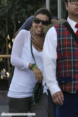 组图：绝望主妇伊娃-朗格利亚与男友当街种草莓  