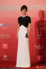 组图：上海电影节红毯 阿Sa(蔡卓妍)高云翔现身黑白配