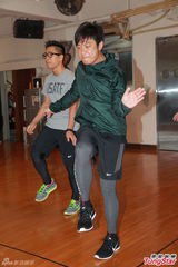 组图：古惑仔五子为个唱彩排热舞 将脱衣秀身材