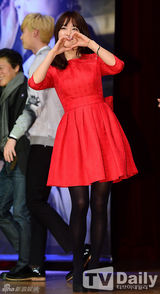 组图：李钟硕宣传《热血青春》展笑颜抱女影迷